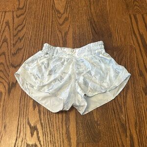 Lululemon Size 2 Hotty Hot 2.5”